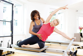 Pilates Einzeltraining für Frauen, mit Personal Trainerin Hillary.